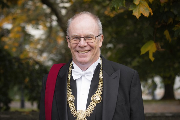 Rektor Anders Hagfeldt med stort halsband i guld. 