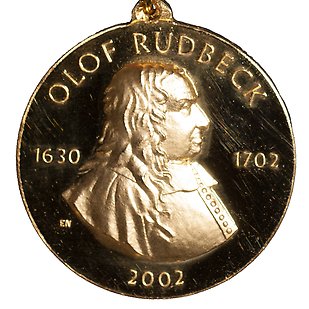 Rudbeckmedalj med Olof Rudbeck i profil och årtalen 1630, 1702 samt 2002