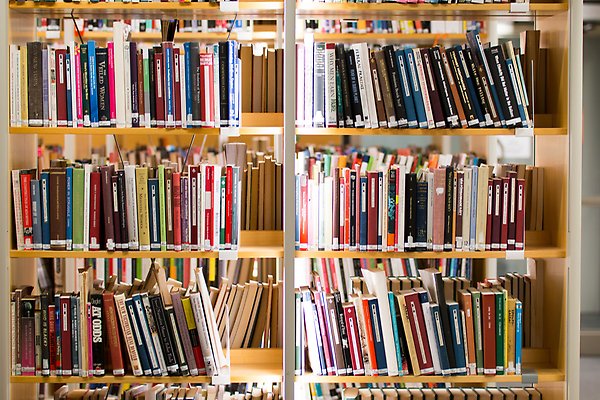 Bokhyllor med böcker i ett bibliotek