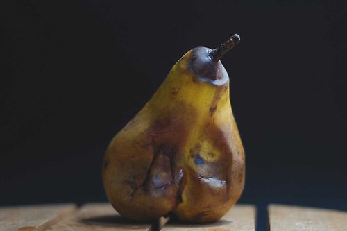 En bild på ett päron som håller på att möglas