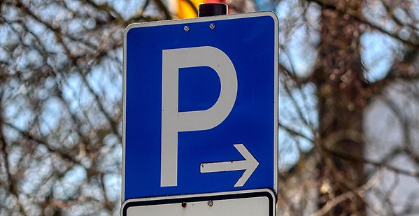 blås skylt i form av bil med text biljettautomat