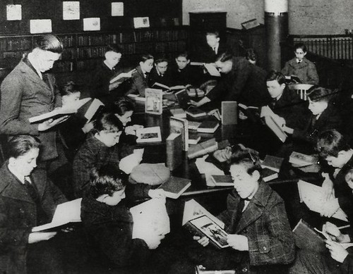 Ett utsnitt ur bilden "Work with schools : after a book talk, showing boys gathered..." från New York Public Library. 