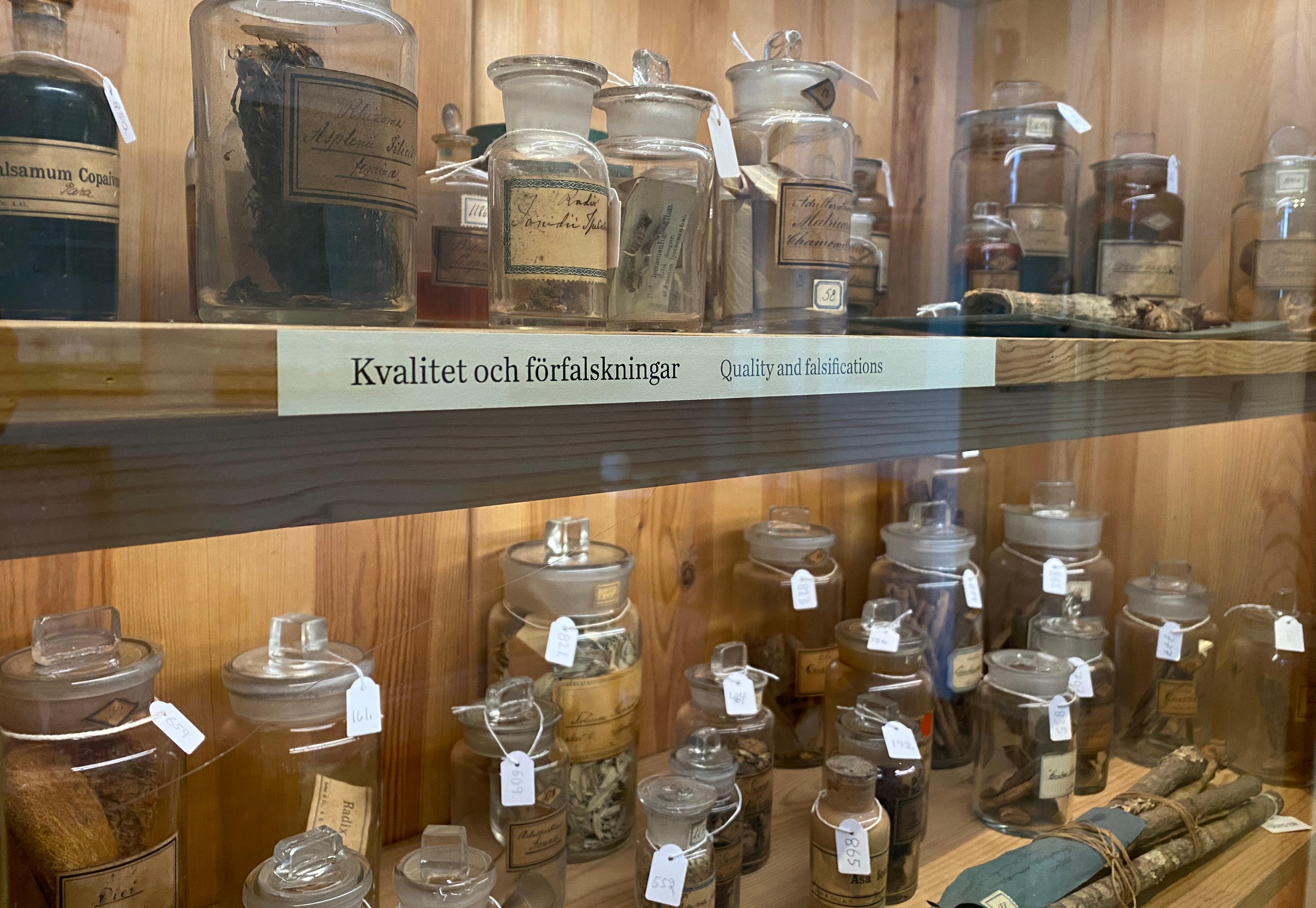 Bilden visar glasburkar med torkat växtmaterial.