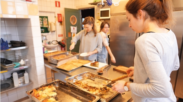 I köket på studentkåren Rindi i Visby lagas billiga luncher på svinnsmart mat från öns butiker. Projektet har startats med stöd från universitets klimatpott. 