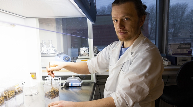Thomas Corbett under arbete med en testreaktor. Bland de mikroorganismer som används i försöken finns bland svartmögel som är mycket effektiva och tåliga nedbrytare.
