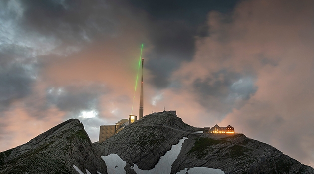 En laser installerades nära ett telekommunikationstorn på berget Säntis, i nordöstra Schweiz, som träffas av blixten omkring hundra gånger per år. 