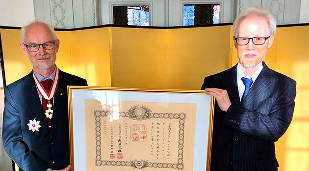 Dan Larhammar får utmärkelsen ”The Order of the Rising Sun, Gold and Silver Star” av Japans ambassadör Masaki Noke.