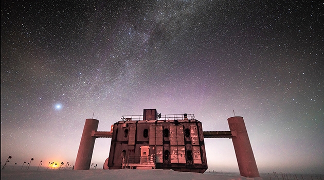 Neutrinodetektorn IceCube vid Sydpolen. 