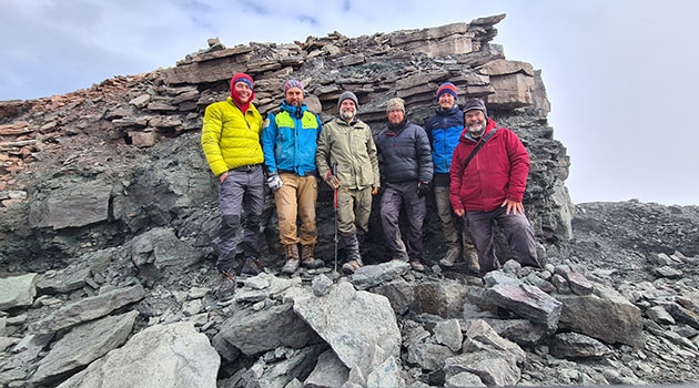 Här är hela teamet på utgrävningsplatsen. Från vänster: Alex Chavanne, Grzegorz Niedzwiedzki, Per Ahlberg, Henning Blom, Martin Qvarnström och John Marshall.