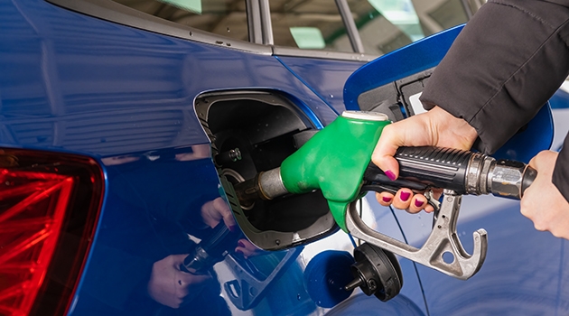 Filling up our cars has become expensive. Many European countries have considered cutting fuel taxes to support consumers, but this could increase Russia’s revenue from oil.
