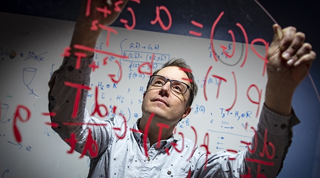 David Sumpter är professor i tillämpad matematik vid Uppsala universitet och har publicerat över etthundra vetenskapliga artiklar om spridda ämnen.