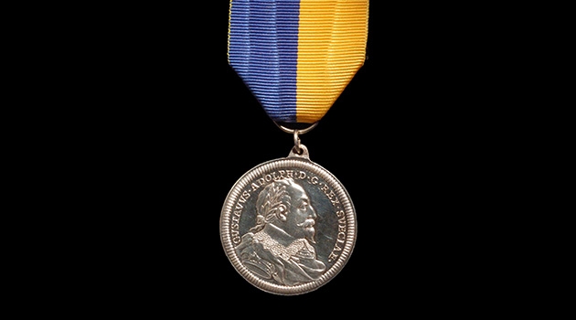 Den äldre Gustaf Adolf-medaljen kallas också Hedlinger-medaljen efter gravören Johann Carl Hedlinger.