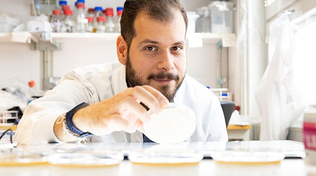 Nikos Fatsis-Kavalopoulos och hans forskarkollegor har utvecklat en ny metod för att ta reda på hur effektiva två kombinerade antibiotika är på att stoppa bakteriers tillväxt.