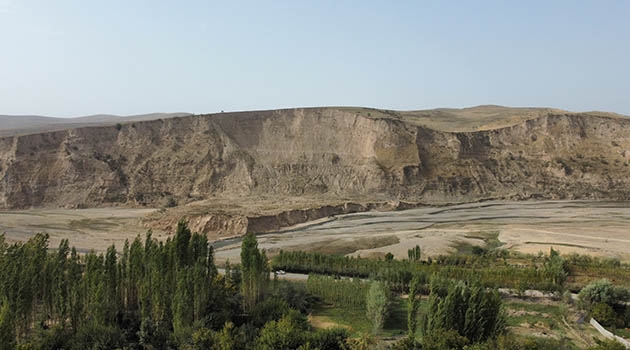 The first hominins reached the loess soil plateaux in Tajikistan several millennia ago. An expedition tries to find out who they were and how the climate affected their their scope for living there.