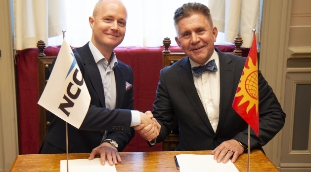 Henrik Landelius, head of NCC Building Sweden and vice-rector Johan Tysk sign the partnership agreement.