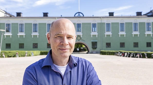 Göran Nygren vid institutionen för kulturantropologi och etnologi, har undersökt hur högstadieelever uppnår höga betyg på skolor som har högre resultat än genomsnittet.