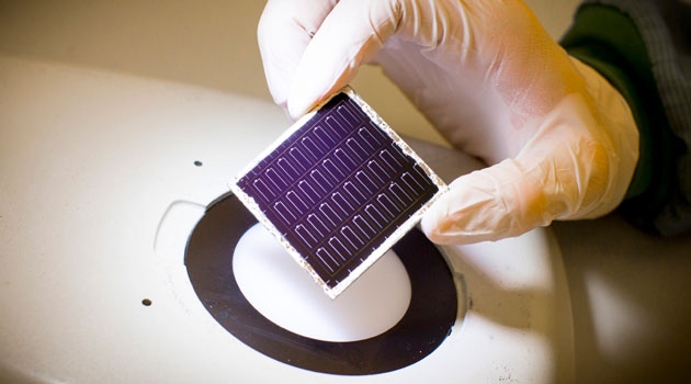 CIGS-solceller är väldigt tunna och nu har man lyckats tunna ner dem ytterligare, till 500 nanometer, vilket motsvarar ungefär ett 20-dels hårstrå (ett hårstrå är 0,1 mm tjockt).