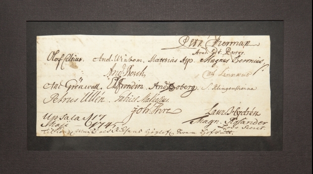 Dokumentet bär en signatur av Carl von Linné