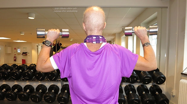 Träning under cancerbehandling förbättrar fysisk och psykisk hälsa. Men hur hårt man tränar har mindre betydelse.