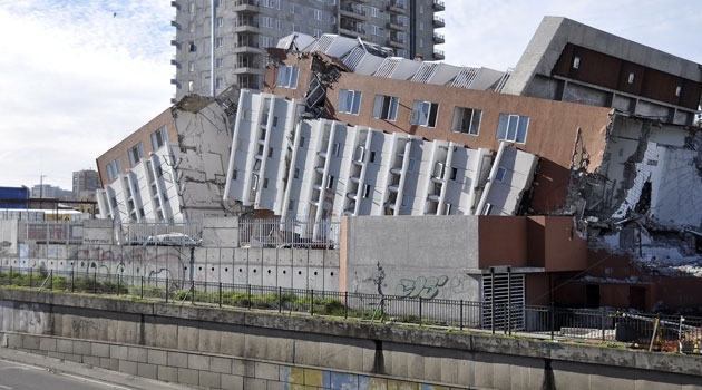 The results indicate that no link between countries’ exposure to natural disasters and their propensity to take DRR measures appears to exist. Buildings demolished by an earthquake in Chile.