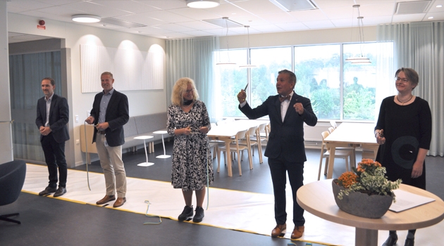 Official opening of building 9 with Henrik Lundin, NCC; Peter Boman, Akademiska hus; Vice-Chancellor Eva Åkesson; Vice-Rector Science and Technology Johan Tysk; Dean of Physics Gabriella Andersson.