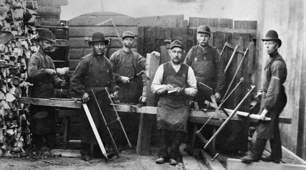 Grupporträtt med snickare och timmermän vid Münchenbryggeriet i Stockholm på 1890-talet.