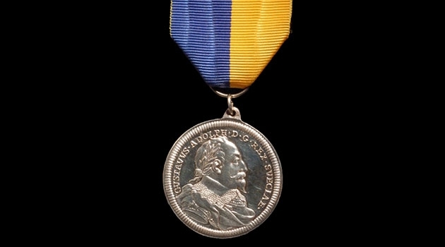 Den äldre Gustaf Adolf-medaljen kallas också Hedlinger-medaljen efter gravören Johann Carl Hedlinger. 