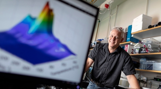 Tomas Edvinsson undersöker bland annat vibrationsenergier i material för att förstå och förbättra processer i nya generationer av solceller och fotokatalytiska material.