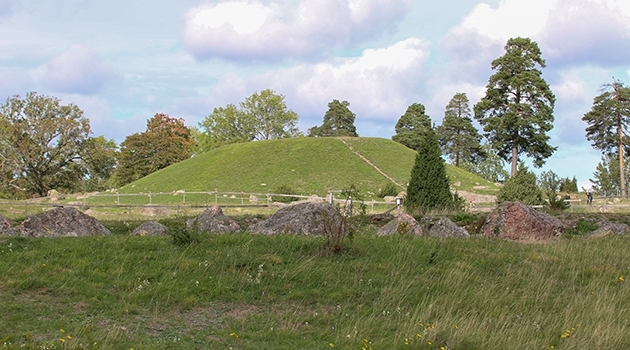 Håga, with its dominant burial mound, is Scandinavia’s most significant Bronze Age site. The burial mound is about 3,000 years old.
