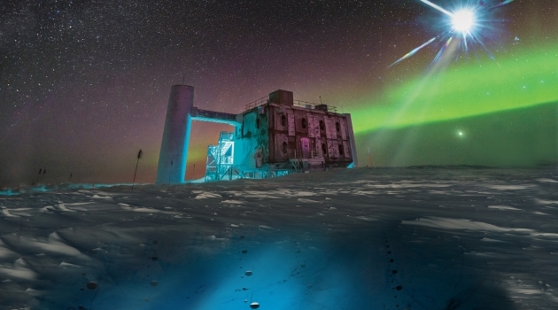I denna konstnärliga bild, som utgår från ett foto av IceCube Lab vid Sydpolen, avger en avlägsen källa neutriner som detekteras under isen av IceCube-sensorer.