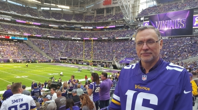 Henrik Williams received a team jersey from the Minnesota Vikings as a thank you for his work as a rune expert.