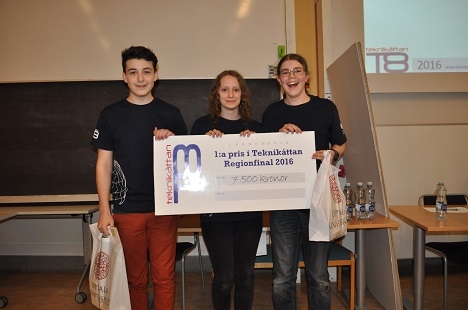 Vinnarlaget med Ruben Blixt Ryge, Lea Martinelle och Sebastian Åhs från klass 8:2 på Gluntens Montessoriskola