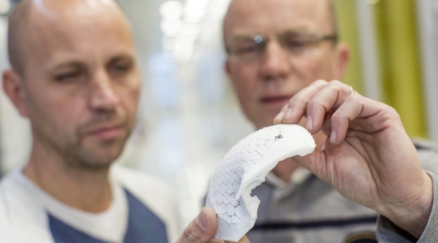Ett implantat för stora skallskador är ett av resultaten av samarbetet mellan materialvetaren Håkan Engqvists och polymerkemisten Jöns Hilborns grupper som har pågått i nära tio år.