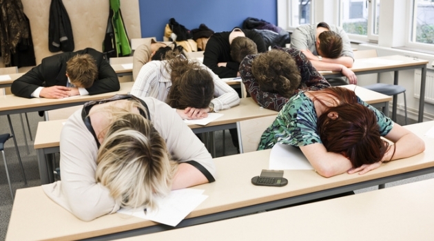 En ny studie visar att sömn kan spela en viktig roll för ungdomars presterande i skolan.