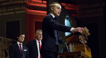 Årets student 2012: Johan Gärdebo. I bakgrunden prins Carl Philip och prorektor Anders Malmberg.