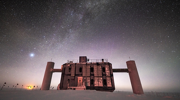Neutrinoteleskopet IceCube på Sydpolen observerar neutriner från yttre rymden. IceCube har nyligen sökt efter neutriner från ett av de närmaste och ljusaste gammastrålningsutbrotten, GRB 221009A.