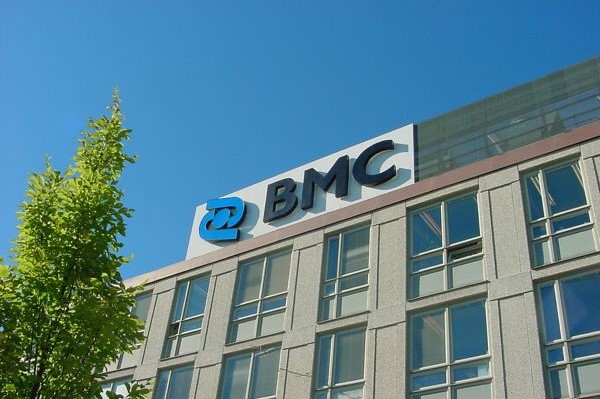 Bild på BMCs fasad med med en skylt med den den gamla logotypen 