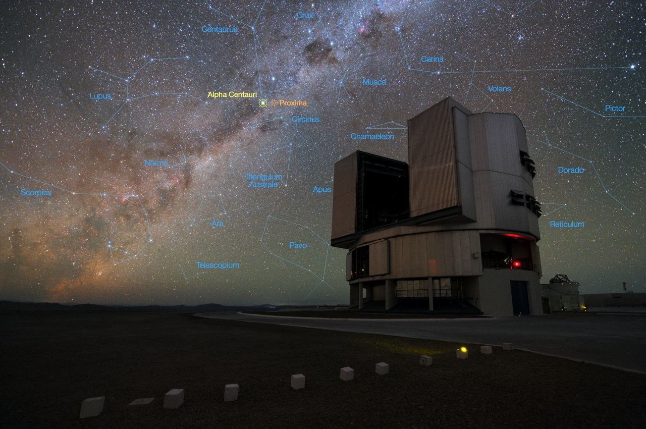 Very Large Telescope (VLT) vid Paranal Observatory i Chiles Atacamaöknen. VLT:s instrumentering har anpassats med bland annat en diamantkoronagraf för att kunna söka efter planeter i trippelstjärnsystemet Alfa Centauri. Foto: Yurij Beletsky(LCO)/ESO