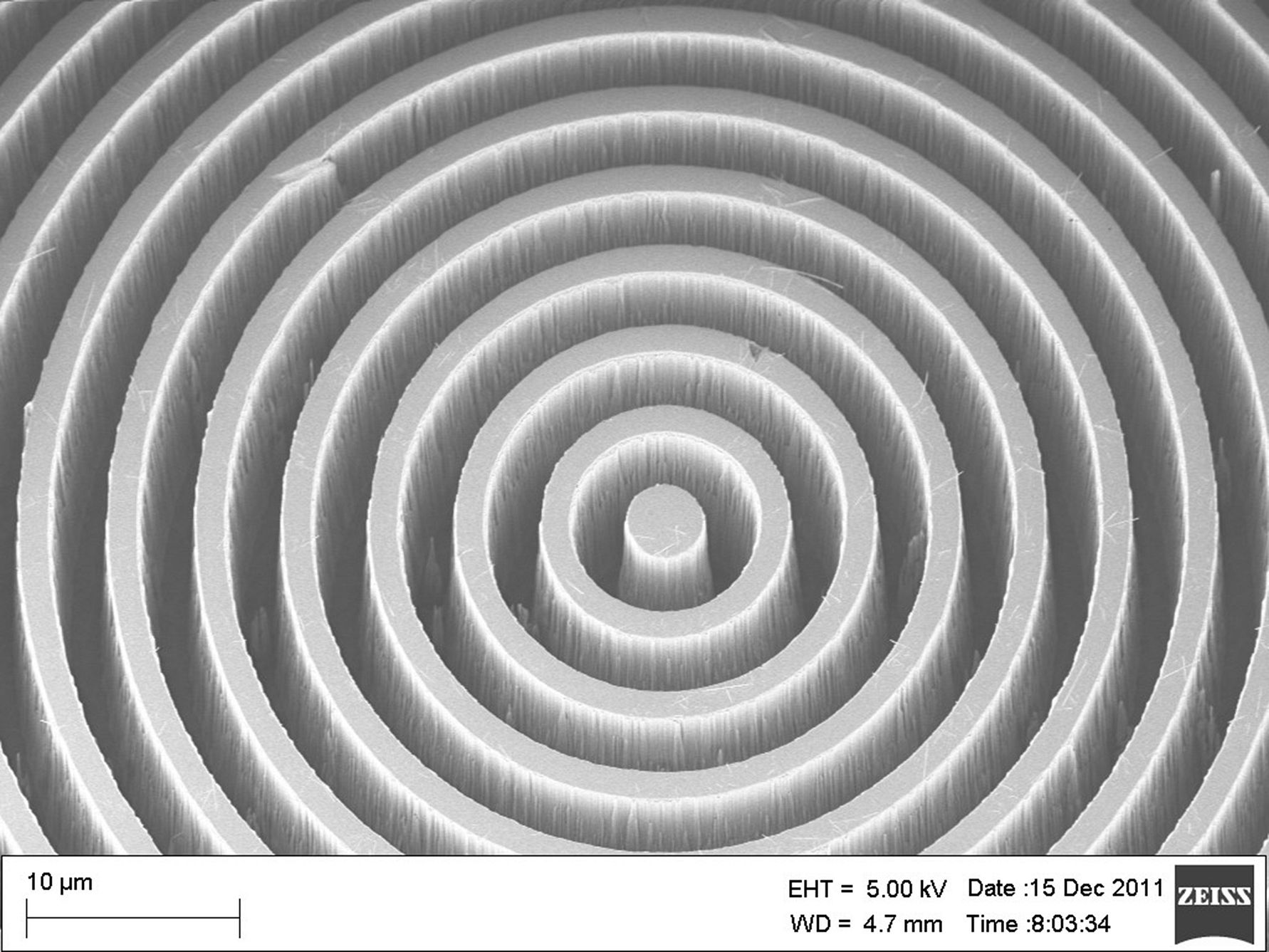 Förstorad bild (elektronmikroskop) av diamantkoronagrafens centrala del visande det mikrofabricerade cirkulära gittret. Bild: Uppsala universitet
