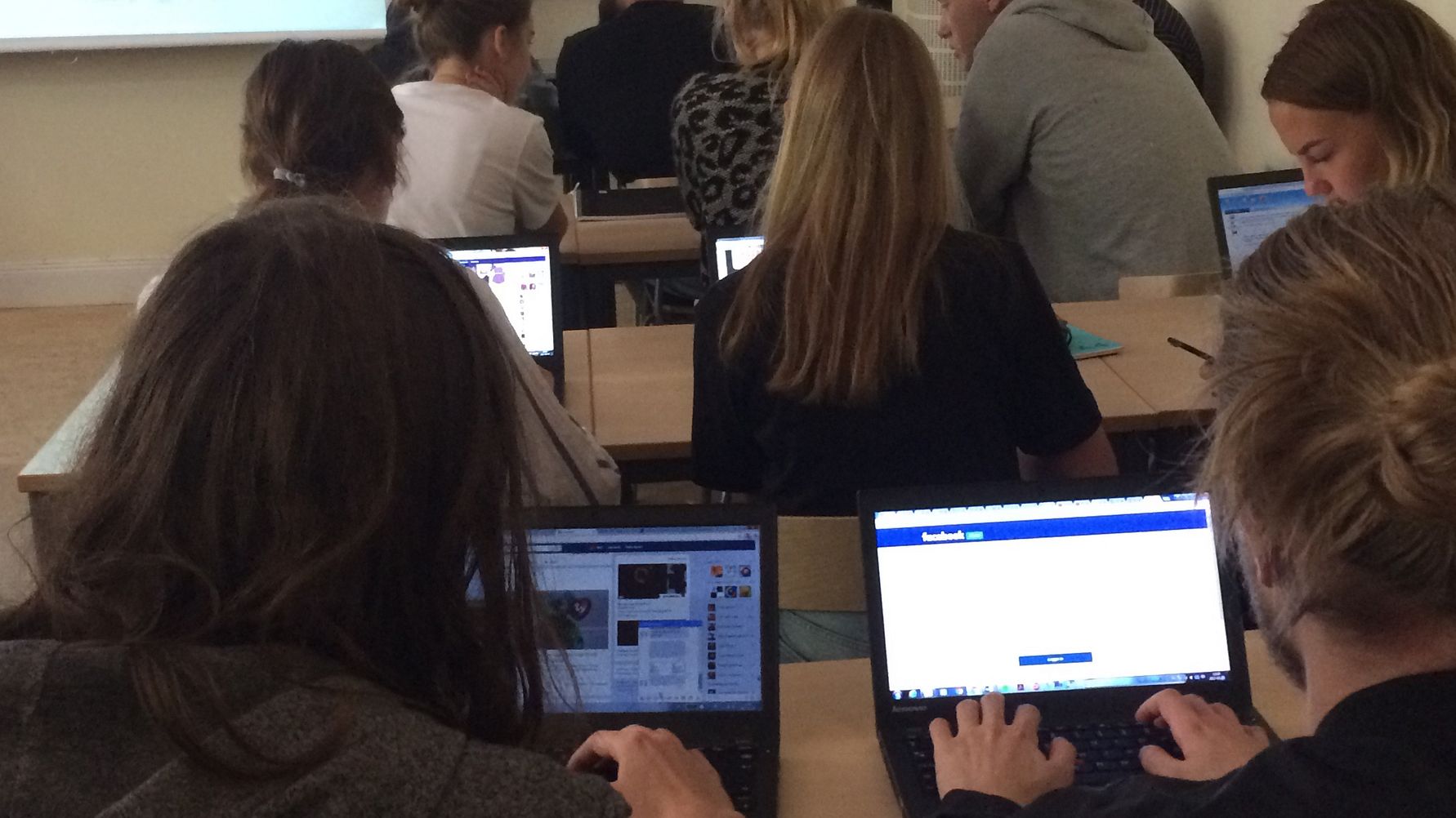 Gymnasieelever behöver återkommande öva på sin källkritiska förmåga. Foto: Thomas Nygren