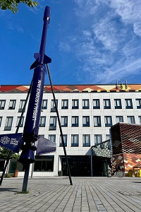 Hubbens fasad med en lilafärgad raket framför med texten Uppsala Science Park