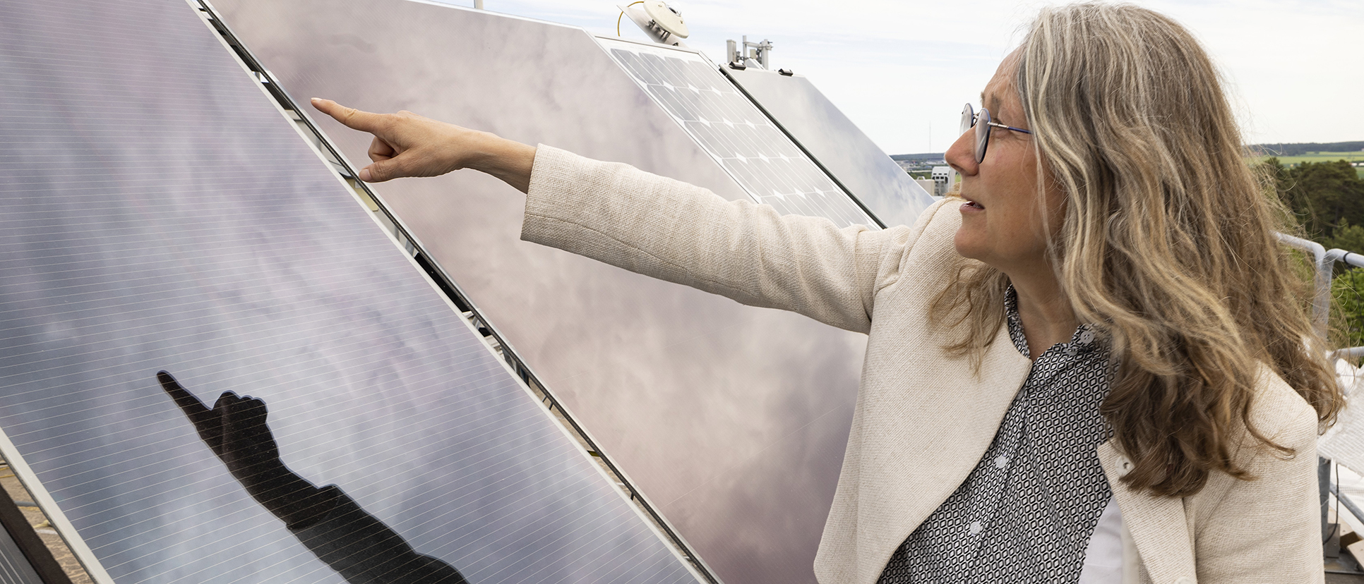 Marika Edoff pointing at a solar panel.
