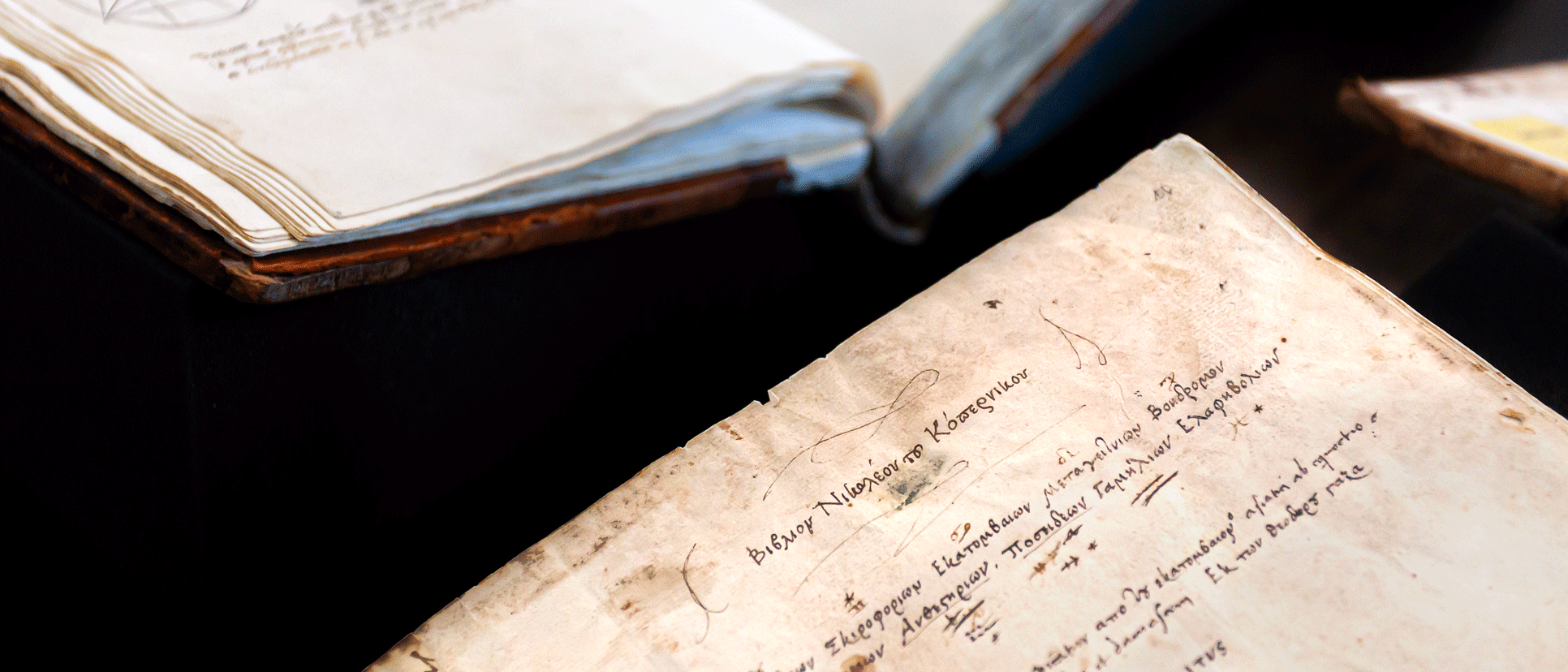 En uppslagen bok med handskriven text