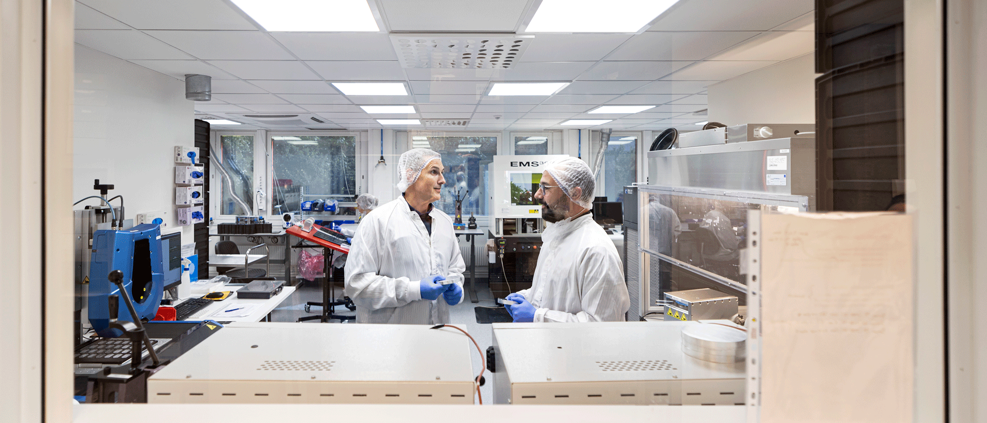 Johan och Özden i laboratoriet, iförda labbkläder