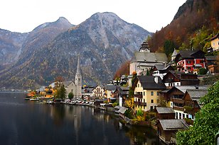 Landskapsbild från stad i Österrike som ligger vid en sjö.