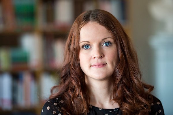 porträtt av Therese Pettersson framför en bokhylla