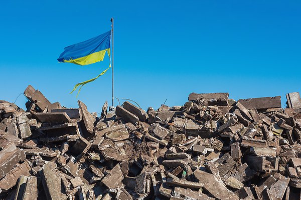 ukrainsk flagga över ruiner