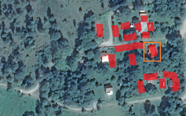 Satellitbild med numrerade byggnader och skog.