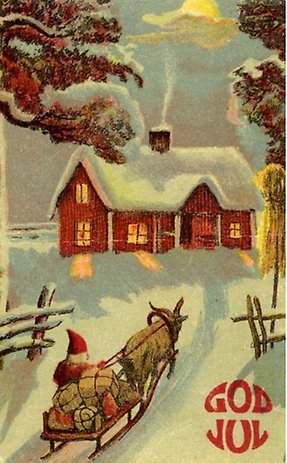 En tomte åker släde bakom en get på väg mot ett rött hus i snölandskap.