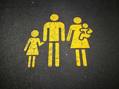Gubbar ritade på en väg. Mamma, pappa och barn.